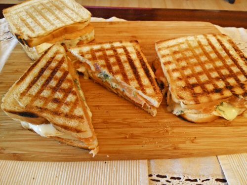 Sandwich mit Räucherlachs, Camembert und Feigen