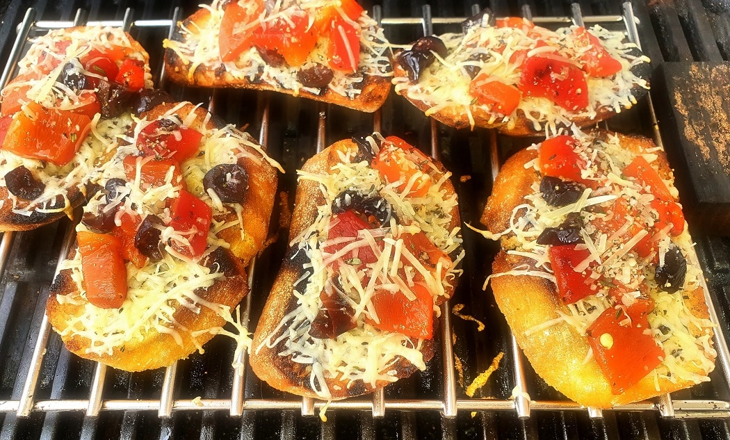 Bruschetta mit gegrilltem Paprika und schwarzen Oliven