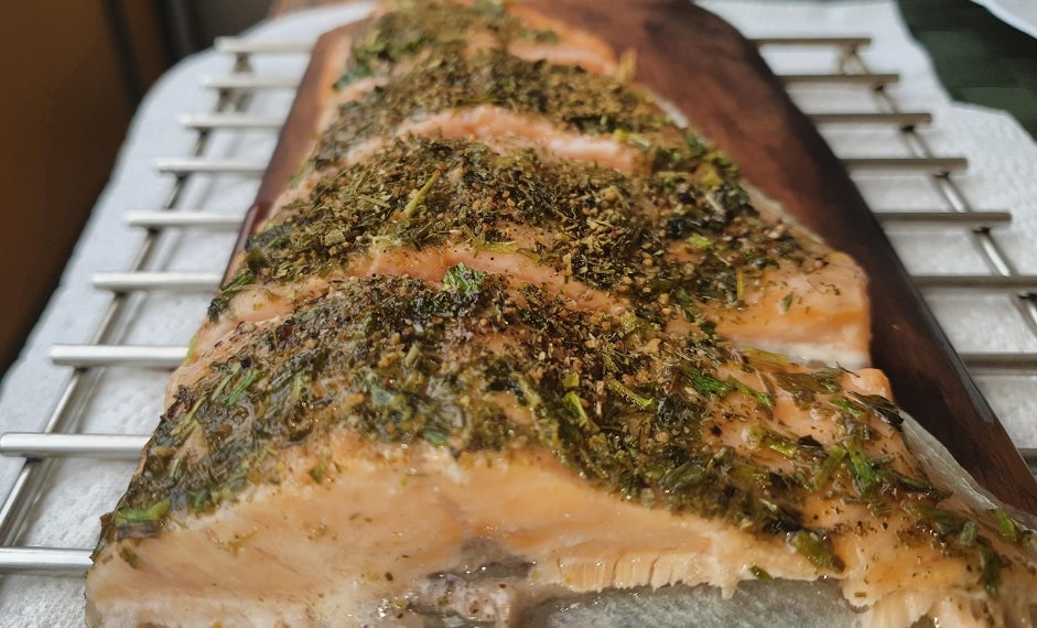 Lachsfilet mit Kräutern auf dem Zedernholzbrett